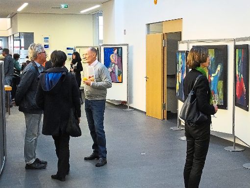 Wolfgang Nöldner führte die Besucher  bei der Vernissage in seine Werke ein.  Foto: Stocker Foto: Schwarzwälder-Bote
