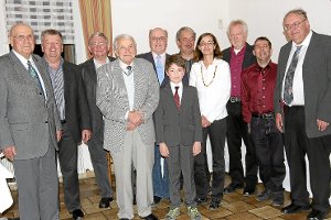 Der Vorsitzende Norbert Müller (rechts) freut sich mit langjährigen und verdienten Mitgliedern. Foto: Schatz Foto: Schwarzwälder-Bote