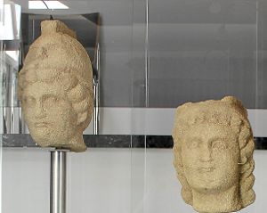In der Vitrine im Eutinger Rathaus sind unter anderem Minerva (links)  und Mercurius II  ausgestellt. Foto: Feinler Foto: Schwarzwälder-Bote