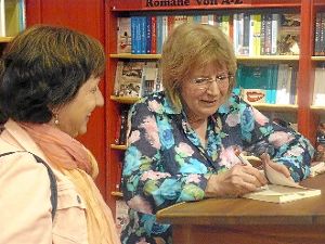 Gabriele Schmiedgen beim Signieren ihrer Bücher. Foto: Rennig Foto: Schwarzwälder-Bote