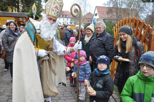 Auch der Bischof Nikolaus und sein Geselle Knecht Ruprecht besuchen den Weihnachtsmarkt im Rottenmünster und verteilen kleine Geschenke an die Kinder.  Foto: Pfautsch Foto: Schwarzwälder-Bote