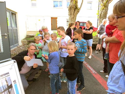 Viola Faiss (links) erzählte den Kindern und ihren Eltern Interessantes übe die Ehemalige Synagoge und  das Lebender jüdischen Familien.  Foto: Faiss Foto: Schwarzwälder-Bote