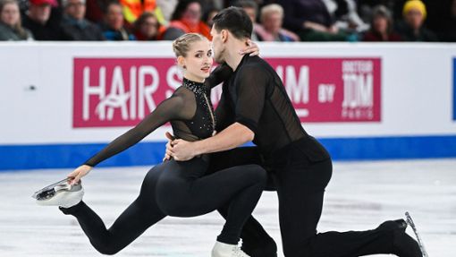 Die Eiskunstläufer Minerva Fabienne Hase und Nikita Wolodin haben bei der WM in Montreal die Bronzemedaille gewonnen. Foto: Graham Hughes/The Canadian Press/AP/dpa