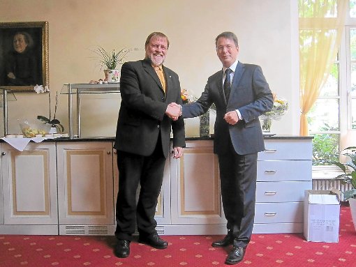 Frank Jarmer (rechts) und Robert Hönl bei der Präsidentenübergabe im Hotel Wehrle. Foto: Schwarzwälder-Bote