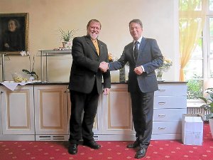 Frank Jarmer (rechts) und Robert Hönl bei der Präsidentenübergabe im Hotel Wehrle. Foto: Schwarzwälder-Bote