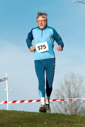 Karl Freund vom  TSV Lautlingen  läuft auf der Langstrecke M75 aufs Siegertreppchen.  Fotos: Müller Foto: Schwarzwälder-Bote