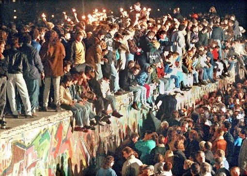 Vor 25 Jahren fiel die Mauer und Deutschland wurde wiedervereinigt. Für  Hechinger Jugendliche ist das Geschichte.   Foto: dpa