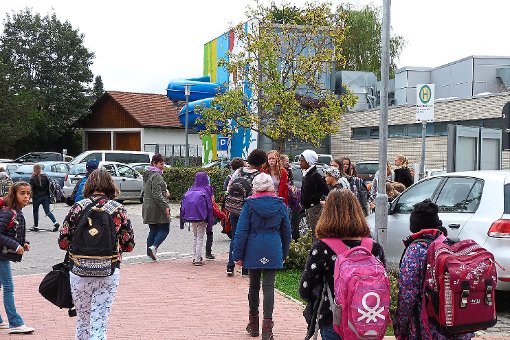 Eine Elternhaltestelle vor dem Aquari soll die Sitation an der Lucian-Reich-Schule  entspannen.  Foto: Lendle Foto: Schwarzwälder-Bote