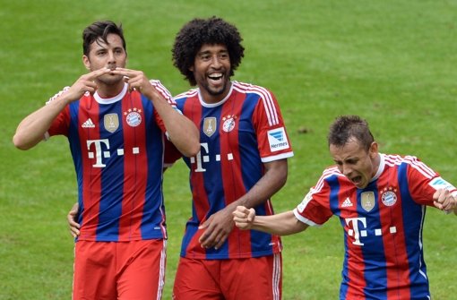 Bayernstar Dante (Mitte) mit Mannschaftskollegen Foto: dpa