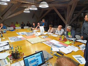 Architekt Michael Rottweiler (stehend) stellt die Materialien in der Sitzung vor. Foto: Schönfelder Foto: Schwarzwälder-Bote