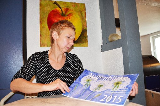 Ursula Eppler und ihr neuer Kalender für 2015: Augenblicke – unterwegs auf der Schwäbischen Alb, den sie jetzt fertiggestellt hat. Viel mehr Zeit wünscht sich die gelernte Grafikerin für das abstrakte Malen, das die 53-Jährige als schöne Ergänzung sieht für ihre sonstigen künstlerischen Arbeiten. Fotos: Holbein Foto: Schwarzwälder-Bote