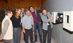 Vorstandsmitglied Thomas Notheis (rechts) zeigt den Mitgliedern, wohin sie künftig bei der neuen elektronischen Schießanlage im Schützenhaus Waldmössingen zielen müssen. Foto: Herzog Foto: Schwarzwälder-Bote