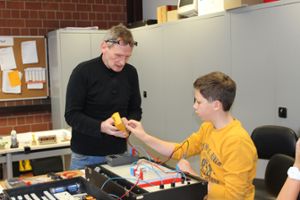 In der Ausbildungswerkstatt forderte Elektromeister Rolf Bach die Schüler. Sie bauten eine kleine elektrische Schaltung und maßen die Spannung in den einzelnen Abschnitten. Foto: EGT Foto: Schwarzwälder-Bote