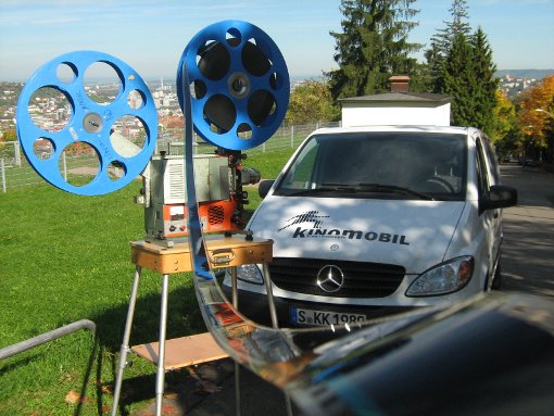 Der Projektor mit den schweren Filmrollen hat ausgedient: Inzwischen fährt das Kinomobil mit einem digitalen Projektor durch die Lande. Foto: Kinomobil Baden-Württemberg