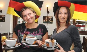 Selbst ein Kaffee wird dieser Tage zum WM-Erlebnis: Anna Schliep und Claudia Mutoin (von links) servieren im Gleis Süd in den Deutschlandfarben. Foto: Hopp
