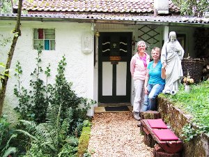 Gabriele Böhne (links), Dunja Bruder (rechts) und Stephan Havemann haben in Truchtelfingen eine Kapelle geschaffen.  Foto: Bruder Foto: Schwarzwälder-Bote