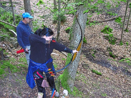 Falkenauge, Meisterschuss: Eine sichere Hand ist beim Bogenschießen in freier Natur erforderlich. Fotos: May Foto: Schwarzwälder-Bote