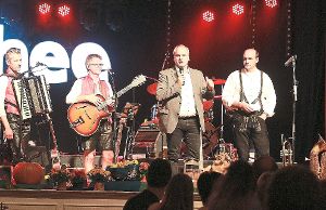 Schömbergs Bürgermeister Matthias Leyn (Zweiter von rechts) mit Musikern von Sepp Mattlschweiger’s Quintett Juchee aus Österreich.  Foto: Kraushaar Foto: Schwarzwälder-Bote