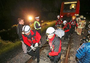 Die Höhenrettungsgruppe der Feuerwehr kümmert sich um den sicheren Abtransport des verletzten Lokführers. Foto: Marc Eich