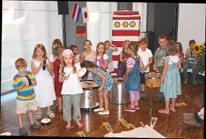 Die Kinder nahmen ihre Zuhörer mit auf eine musikalische Länderreise. Foto: Köncke Foto: Schwarzwälder-Bote