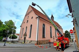 Die Rottweiler Feuerwehr sichert mit Hilfe der Drehleiter die losen Ziegel an der Predigerkirche. Foto: Günther