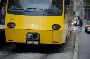 Unfall im dichten Berufsverkehr am Dienstagmorgen: Ein Autofahrer stößt im Stuttgarter Süden mit einer Stadtbahn der Linie U1 zusammen. (Symbolbild) Foto: dpa