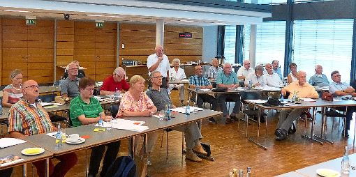 KSR-Vorsitzender Hansjörg Hummel (stehend) erklärt in der Mitgliederversammlung im Landratsamt Calw die neue Satzungsstruktur des Kreisseniorenrats.  Foto: Bechtle Foto: Schwarzwälder-Bote