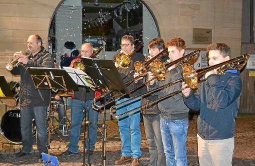 Erfrischende Blasmusik bieten die Musiker der Sulzer Stadtkapelle. Foto: Hiller Foto: Schwarzwälder-Bote