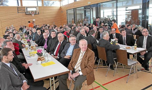 Volles Haus in der Iflinger Halle: Mit großem Interesse verfolgen die Besucher des Kreisbauerntags die Reden.  Foto: Ade