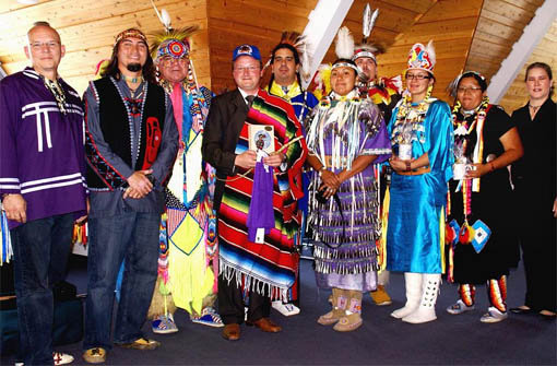 Indianer unter sich: Haiterbachs Bürgermeister Andreas Hölzlberger (Mitte) bekam von Apachen, Mohawks und Vertretern anderer nordamerikanischer Stämme eine echte Indianerdecke umgelegt. Foto: Sannert