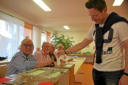 Stimmenabgabe im Rohrdorfer Wahllokal. Foto: Bernklau Foto: Schwarzwälder-Bote