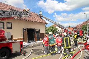 Auf mindestens 100.000 Euro beläuft sich nach ersten Schätzungen der Polizei der Schaden durch den Brand in diesem landwirtschaftlichen Anwesen in Grosselfingen. Foto: Wahl