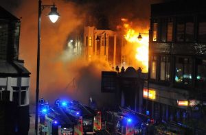 Eine aufgebrachte Menschenmenge setzte in Tottenham in der Nacht zum Sonntag mehrere Polizeifahrzeuge, einen Bus sowie mehrere Gebäude in Brand. Foto: dpa