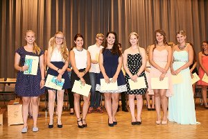 Sieben Schülerinnen erhielten bei der Entlassfeier in der Markgrafenhalle einen Preis.  Foto: Köncke Foto: Schwarzwälder-Bote