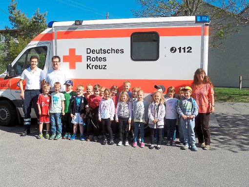 112: Geduldige Rettungsassistenten und wissensdurstige Kindergartenkinder mit Leiterin Heidi Mauch.  Foto: Wild Foto: Schwarzwälder-Bote