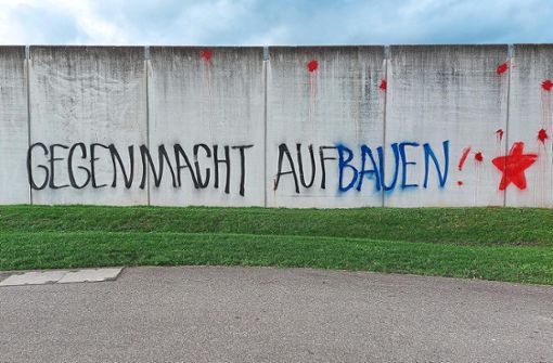 Rund 40 vermummte Aktivisten sollen in der Nacht auf Donnerstag Parolen an die Außenwand des Offenburger Gefängnisses gesprüht haben. Foto: Armbruster