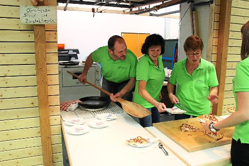 Die wamren Kirbeberten von Bäcker Reiner und seinem Team kommen bei den Besuchern gut an. Foto: Kühne Foto: Schwarzwälder-Bote