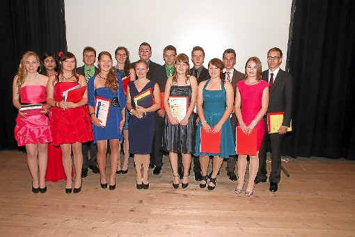 Beim Abi-Ball in der Neckarhalle in Oberndorf bekamen die Schüler ihre Preise überreicht. Foto: Sikeler