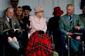 Queen Elizabeth II. mit ihrem Mann Philip und Sohn Charles bei den Highland Games im schottischen Braemar. Foto: dpa