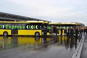 Express steht drauf, Schnellbus ist drin: Ab 15. Dezember verkehren die markanten Fahrzeuge im Liniendienst zwischen Altensteig und Herrenberg mit Haltepunkten in Nagold und Jettingen.  Foto: Kunert
