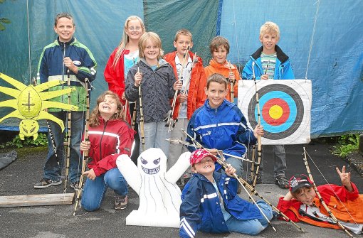 Im Liebelsberger Jugendtreff bauten die Kinder selbst Bogen und erprobten diese auch gleich. Foto: Strienz Foto: Schwarzwälder-Bote