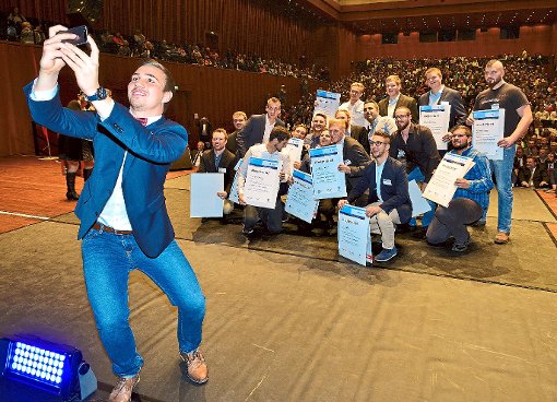 Selfie vor großer Bühne: die 304  Jungmeister in der Stadthalle Reutlingen, darunter auch mehr als 50 Frauen,  waren  in bester Stimmung.  Foto: Handwerkskammer Foto: Schwarzwälder-Bote
