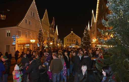 Der Lichterglanz in Hechingen hat Tausende Besucher angezogen. Erstmals fand auch ein Mittelaltermarkt statt. Zur Bildergalerie  Foto: Eberhard Wais