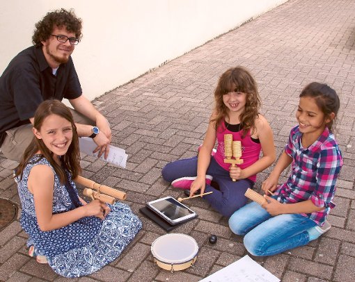 Der Einsatz von Tablets bereitet den Kindern viel Spaß, links Lehrer Wolfgang Groß.  Foto: Grundschule Foto: Schwarzwälder-Bote