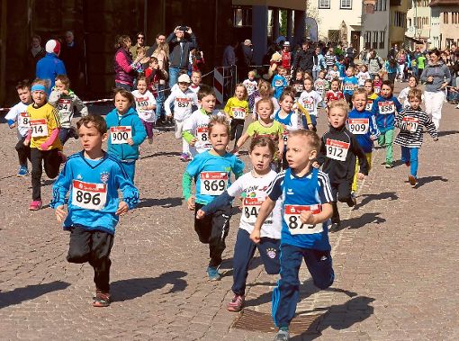 Knapp zehnmal so viele Bambini wie vor zwei Jahren machten sich beim 16. Hermann-Hesse-Lauf auf den Weg. Foto: Krehl Foto: Schwarzwälder-Bote
