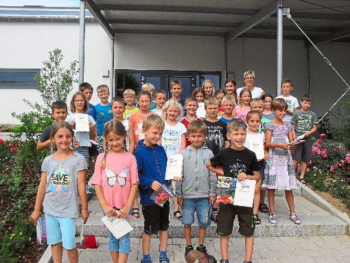 Fast jeder Dritte der Heimbachschüler kann eine Ehrenurkunde mitnehmen.  Foto: Schule Foto: Schwarzwälder-Bote