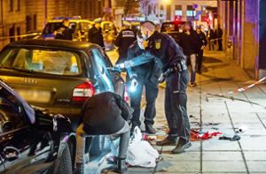 Polizisten sichern am 11. Februar 2017 die Spuren am Tatort in der Reinsburgstraße. Foto: 7aktuell.de/Simon Adomat