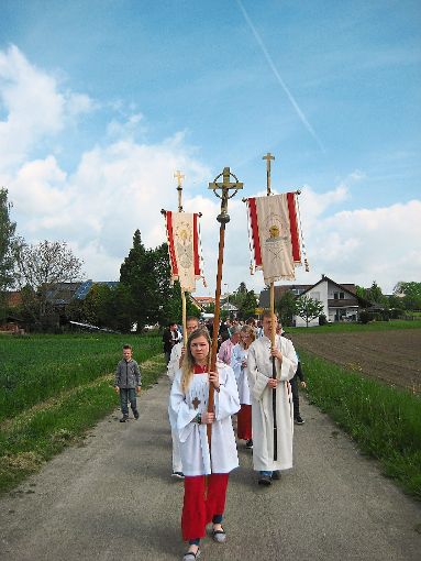 Die Prozession führt zum Irslenbach. Foto: Holzer-Rohrer Foto: Schwarzwälder-Bote