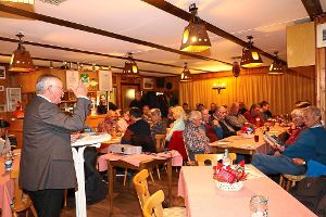 Am Bistro-Tisch wirbt  Gallus Strobel um die Stimmen der Nußbacher Bürger. Foto: Kommert Foto: Schwarzwälder-Bote