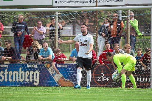 63 Mal mussten die 08-Torhüter, hier Marijan Huljic,  in der Saison 2014/15 den Ball aus dem eigenen  Tor holen. Foto: Schwarzwälder-Bote